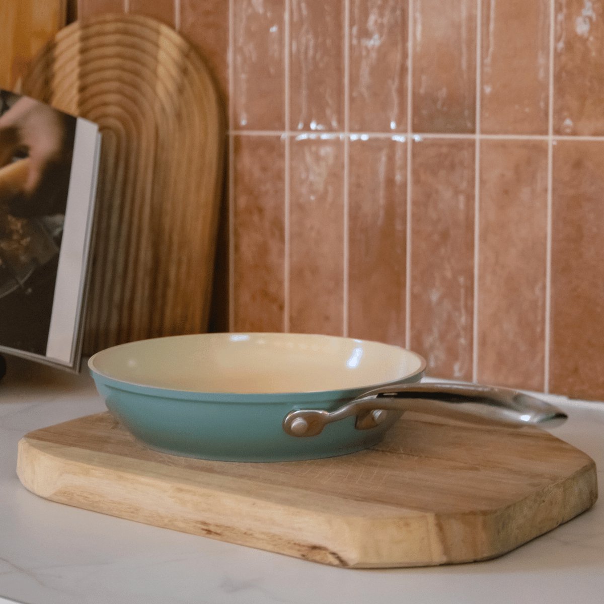 Cook & Pan 9-Delige Pannenset Go Blue - PFAS vrij - Alle Warmtebronnen - Pannen Set met 7 jaar Garantie - Krasbestendige Anti Aanbaklaag - Vaatwasserbestendig - Gas, Inductie, Elektrisch, Oven - Koekenpan, Wokpan, Steelpan, Hapjespan, Kookpot - Blauw – foto 3