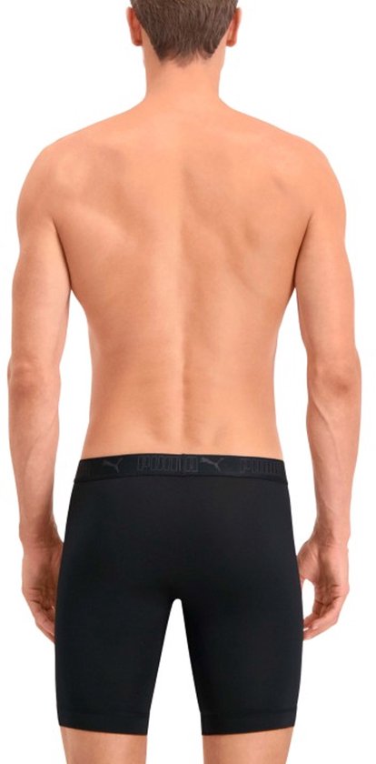 Man in zwarte Puma boxershorts, van achteren gezien. Tailleband met PUMA-logo.