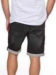 Achterkant van een man met grijze denim short met omgeslagen broekspijpen.