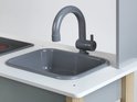 Houten speelkeuken met een grijze spoelbak en kraan.