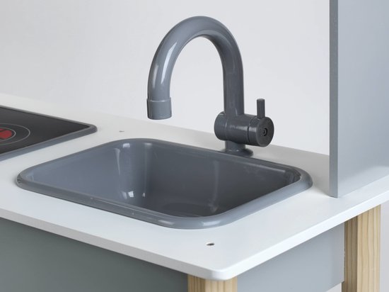 Houten speelkeuken met een grijze spoelbak en kraan.