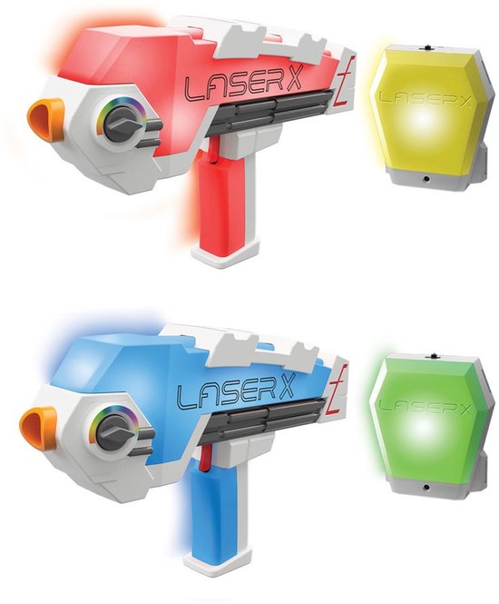 Twee Laser X Revolution blasters: een rode en een blauwe. Beide met witte details en bijpassende vesten (geel en groen).
