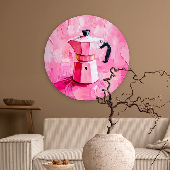 Roze koffiezetapparaat, geschilderd in dikke roze verfstreken, hangend aan een muur.
