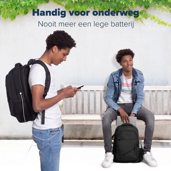 Twee jonge mannen met rugzakken, één luistert muziek, de ander zit op een bankje met een laptop.