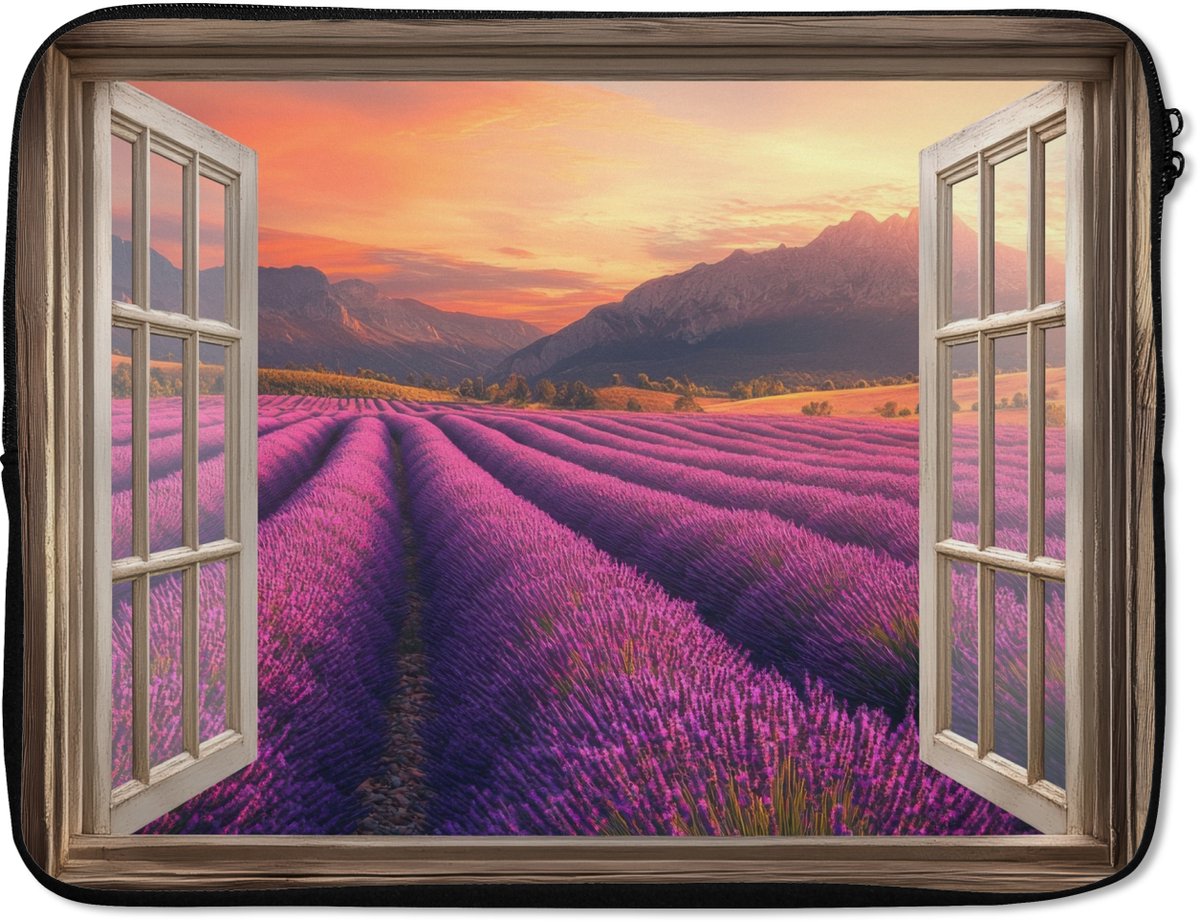 Laptophoes 15.6 inch - Doorkijk - Lavendel - Landschap - Bloemen - Paars - Laptop sleeve - Binnenmaat 37x26 cm - Zwarte achterkant