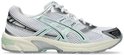 Witte Asics sneaker met mintgroene en zilveren accenten, mesh bovenwerk en crèmekleurige zool.