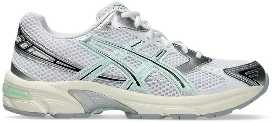 Witte Asics sneaker met mintgroene en zilveren accenten, mesh bovenwerk en crèmekleurige zool.