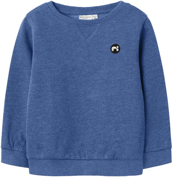 Blauwe Name it sweater met een kleine zwarte cirkel met een witte, speelse opdruk op de linkerborst. De sweater heeft een ronde hals en geribbelde boorden.