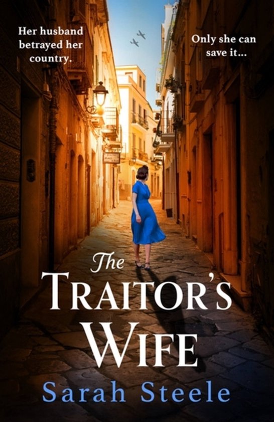Boekcover: 'The Traitor's Wife' van Sarah Steele. Vrouw in blauwe jurk staat op geplaveide straat met gebouwen aan weerszijden.