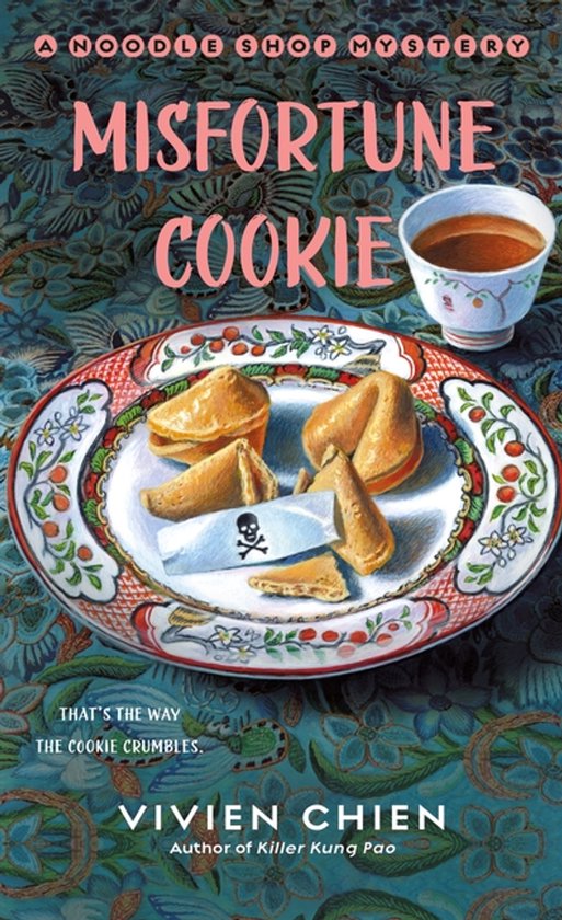 Boekomslag "Misfortune Cookie" met fortuinkoekjes op een bord, met een kopje thee ernaast. "A Noodle Shop Mystery"