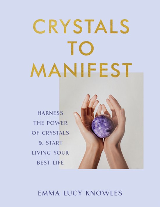 Boek 'Crystals to Manifest' met handen die een paarse steen vasthouden. Tekst: "Crystals to Manifest. Harness the Power of Crystals & Start Living Your Best Life. Emma Lucy Knowles."