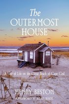 De cover van 'The Outermost House': een klein huisje op het strand bij zonsondergang. De tekst luidt 'The Outermost House A Year of Life on the Great Beach of Cape Cod HENRY BESTON'.