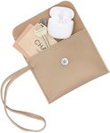 Beige etui met sleutel, kaarten en oordopjes erin.