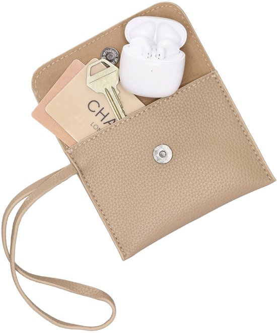 Beige etui met sleutel, kaarten en oordopjes erin.