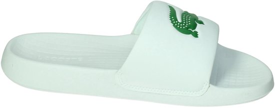 Witte Lacoste slipper met groene krokodil op de band en 'Lacoste' tekst op de zool.