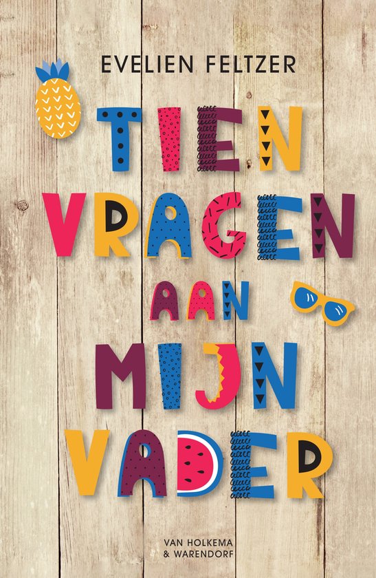 Boekcover met kleurrijke letters 'Tien Vragen Aan Mijn Vader', een ananas en een zonnebril op houten achtergrond.