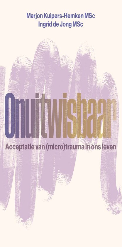 Boek 'Onuitwisbaar' met titel 'Acceptatie van (micro)trauma in ons leven' op paarse en gouden achtergrond.