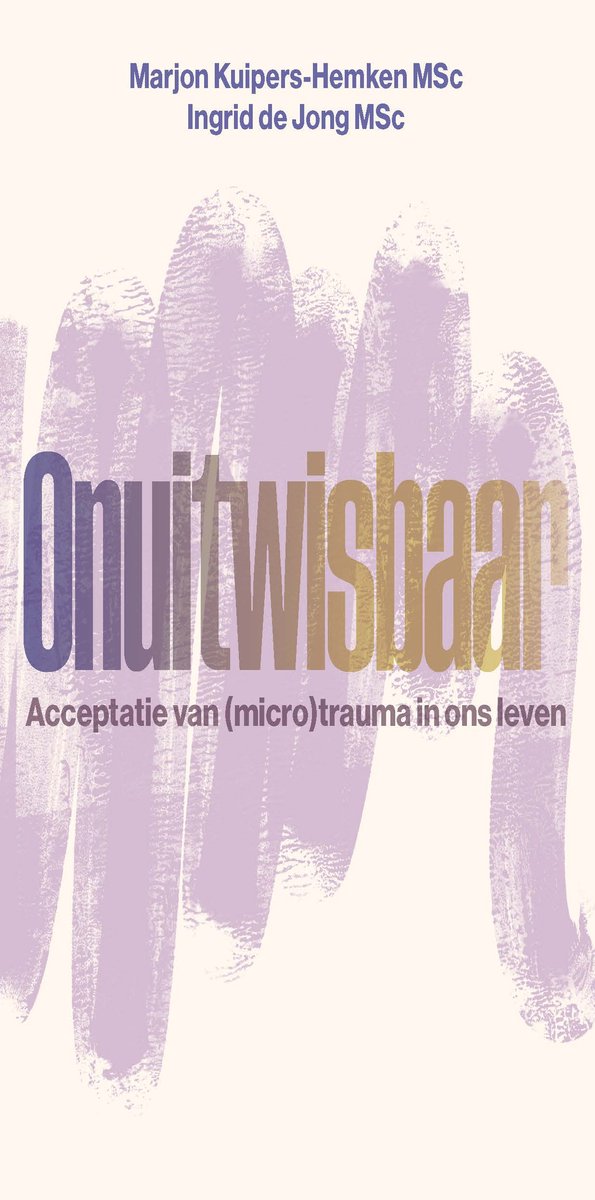 Boek 'Onuitwisbaar' met titel 'Acceptatie van (micro)trauma in ons leven' op paarse en gouden achtergrond.