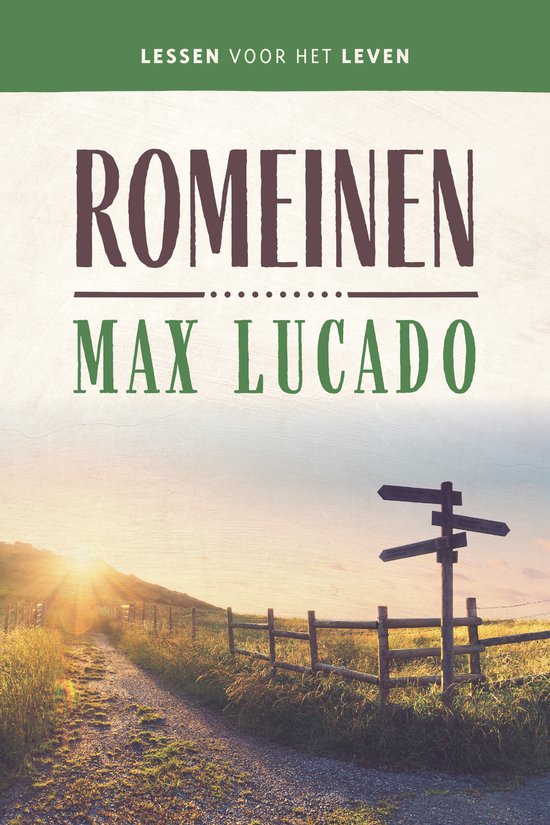 Boek "Romeinen" van Max Lucado met "Lessen voor het leven" bovenaan. Een landschap met een weg, hek en wegwijzer bij zonsopgang.