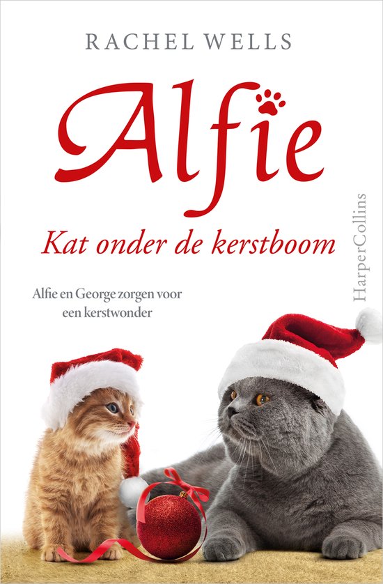 Een roodharige kitten en een grijze kat met kerstmutsen naast een kerstbal.