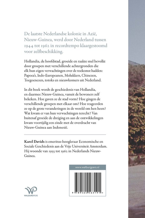 Achterkant van een boek met tekst over de laatste Nederlandse kolonie in Azië, Nederlands-Nieuw-Guinea, en informatie over de auteur Karel Davids.