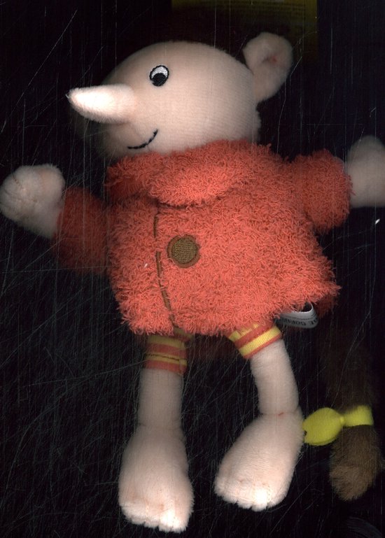 Pluche knuffel van Belia de Gorgel met lange neus en staart. Draagt een rood vest en gestreepte sokken.