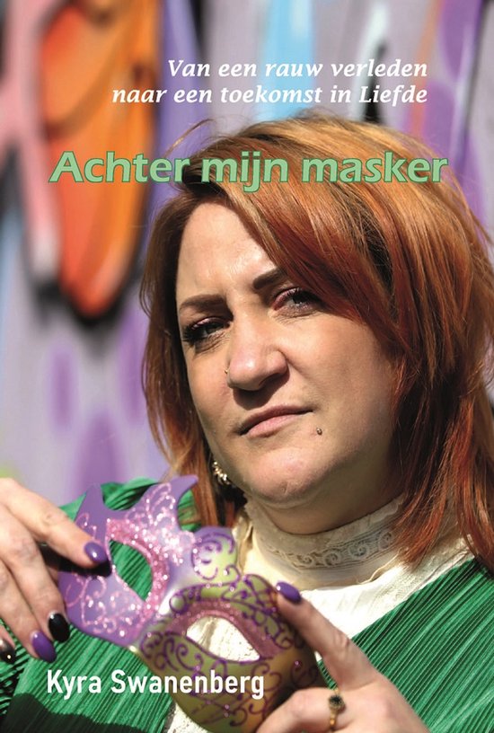 Een vrouw met rood haar, 'Achter mijn masker' staat op de cover. Ze houdt een paars masker vast.