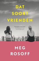 Boekcover 'Dat soort vrienden' van Meg Rosoff. Twee jonge vrouwen kijken uit over de stad. De titel is geel.
