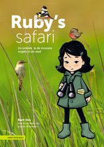 Boek kaft met een getekende, jonge Ruby met verrekijker en vogel op haar hoofd. Verschillende vogels zitten in het hoge gras. De tekst 'Ruby's safari' is groot afgebeeld.