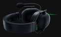 Zwarte Razer gaming headset met groene accenten, gedetailleerd op een zwarte achtergrond.