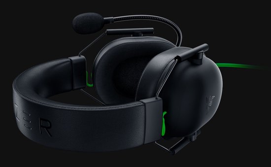 Zwarte Razer gaming headset met groene accenten, gedetailleerd op een zwarte achtergrond.