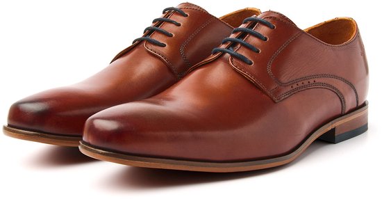 Paar bruine leren veterschoenen met donkerblauwe veters.