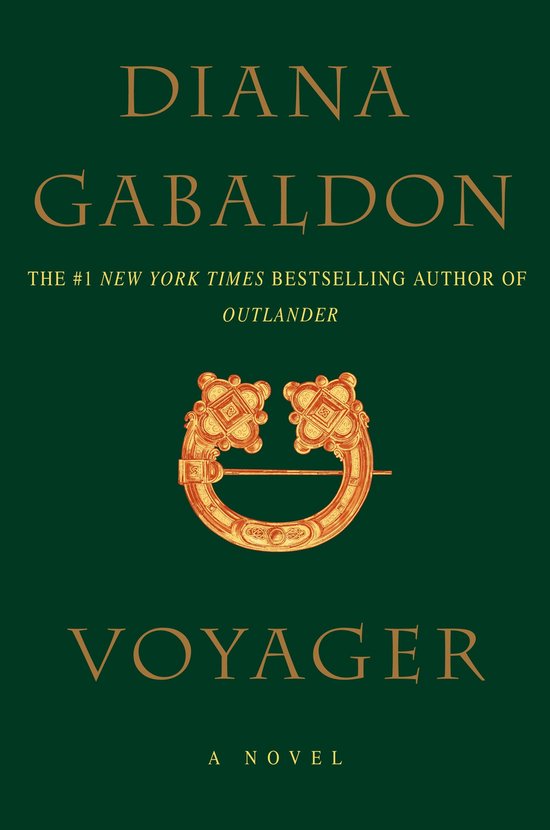 Boek 'Voyager' van Diana Gabaldon met een gouden Keltische broche op een groene achtergrond.