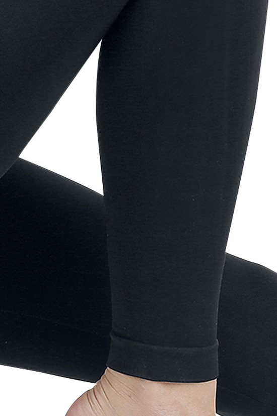 Detail van een zwarte legging rond de enkel.