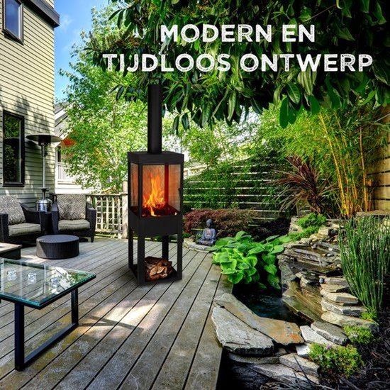 Zwarte staal tuinkachel met brandende haard, modern en tijdloos ontwerp, in een tuinsetting.