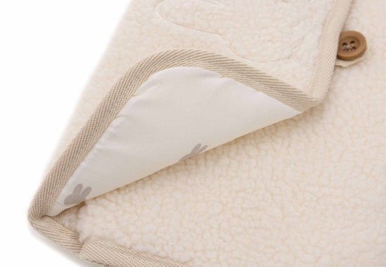Gedetailleerde close-up van een crèmekleurige teddy verschoonmat met beige rand. De binnenkant toont een Nijntje print.