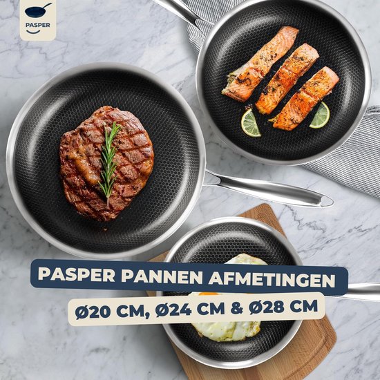 Drie RVS koekenpannen met honingraatpatroon, met zalm, biefstuk en een gebakken ei.