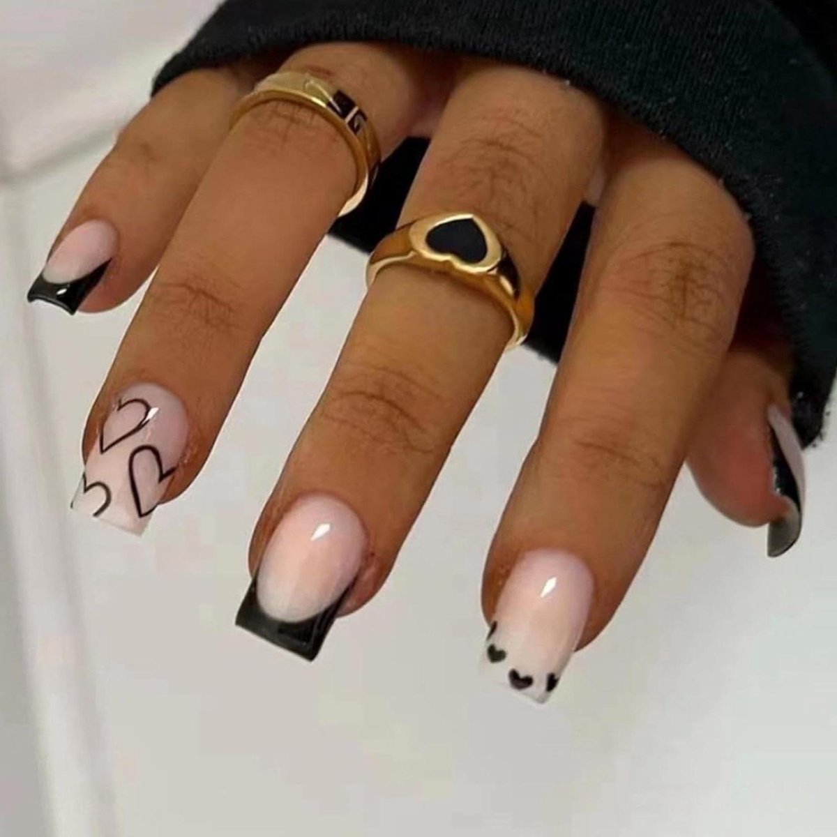 24 stuks korte en vierkante Franse punten acrylnagels met zwart-wit hartdesign voor volledige dekking