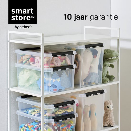 Drie rekken vol met diverse doorzichtige opbergboxen, gevuld met speelgoed zoals auto's, knuffels en bowlingkegels.