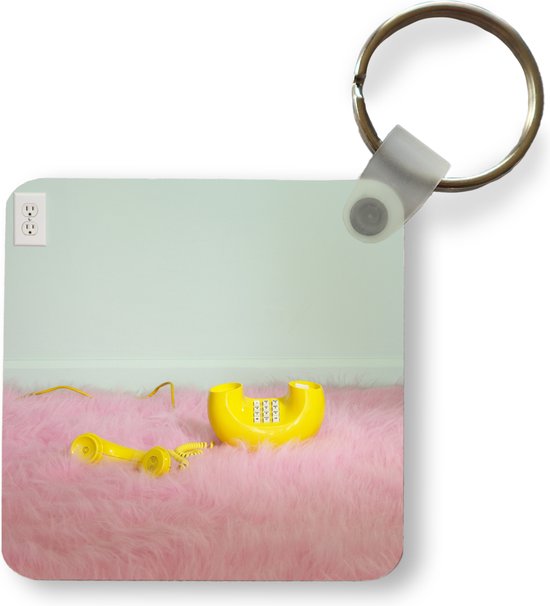 Jabeth Wilson het spoor Historicus Sleutelhanger - Een retro telefoon op een roze tapijt - Plastic | bol.com