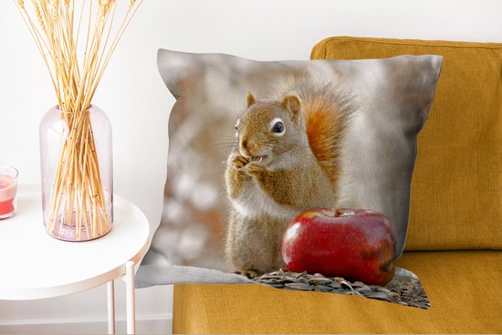 Coussins Coussins décoratifs - Coussin - Un écureuil appréciant sa nourriture en hiver - 60x60 cm - Coussin en coton