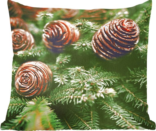 Sierkussens - Kussentjes Woonkamer - 60x60 cm - Een close-up van dennenappels bij de kerstboom - Kerstversiering - Kerstdecoratie voor binnen - Woonkamer