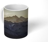 Mok - De besneeuwde bergketen van de Andes tijdens zonsondergang bij Nahuel Huapi - 350 ML - Beker