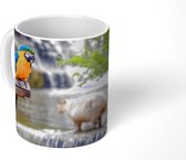 Mok - Een blauwkeelara zit op een tak voor een waterval - 350 ML - Beker