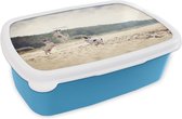 Broodtrommel Blauw - Lunchbox - Brooddoos - Hond - Tak - Zand - 18x12x6 cm - Kinderen - Jongen