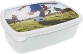 Broodtrommel Wit - Lunchbox Jongen voetbalt - Brooddoos 18x12x6 cm - Brood lunch box - Broodtrommels voor kinderen en volwassenen