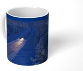 Mok - Koffiemok - Een auto rijdt over een besneeuwde landweg van Lapland - Mokken - 350 ML - Beker - Koffiemokken - Theemok