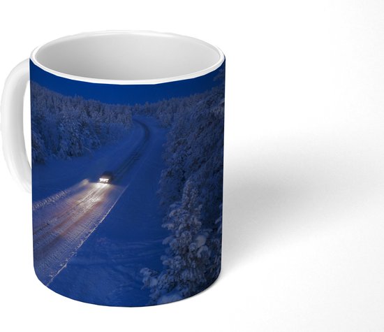 Mok - Koffiemok - Een auto rijdt over een besneeuwde landweg van Lapland -  Mokken -... | bol.com