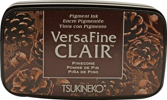 Bruin inktkussentje met dennenappels en bladmotief. VersaFine CLAIR, PINEONE.