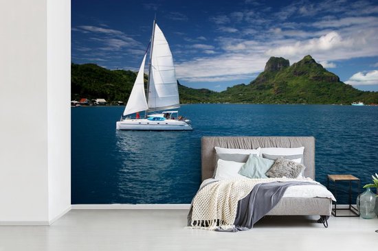 Behang - Fotobehang Zeilboot vaart langs de groene kust - Breedte 390 cm x hoogte 260 cm